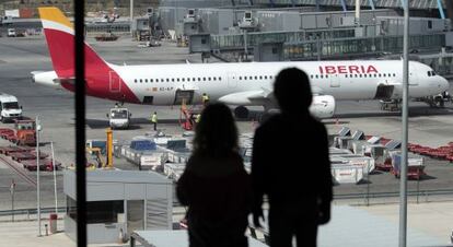 Un avi&oacute;n de Iberia en una pista de la T- 4 de Madrid