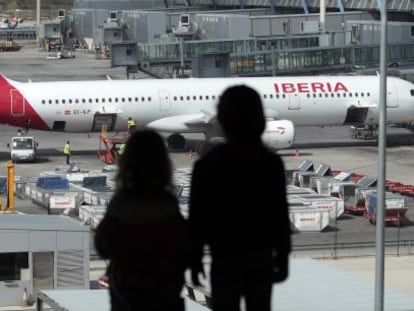 Un avi&oacute;n de Iberia en una pista de la T- 4 de Madrid