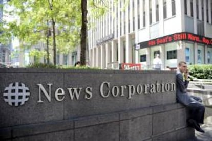 Logotipo de News Corporation enfrente del edificio de News Corporation de Nueva York, EEUU. este 27 de junio.