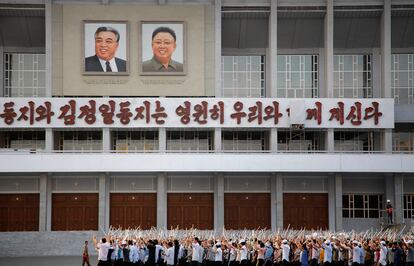 Un grupo de personas ensayan los actos del 70 aniversario del Partido de los Trabajadores que se celebrará el 10 de octubre en Pyongyang (Corea del Norte).