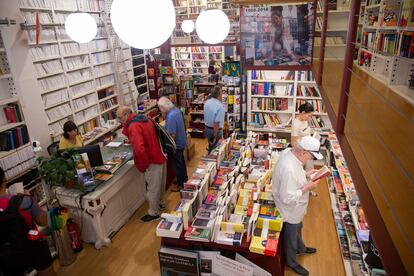 Interior de la librería Lagun, en San Sebastián.