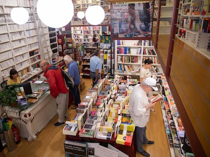 Interior de la librería Lagun, en San Sebastián.