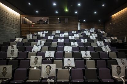 Una de las obras de Toledo en memoria de los 43 estudiantes de Ayotzinapa, presentada en el Museo de Memoria y Tolerancia de Ciudad de México, en 2015.