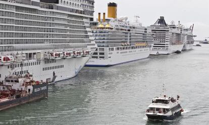 Cruceros atracados en el Puerto de Barcelona