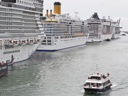 Cruceros atracados en el Puerto de Barcelona