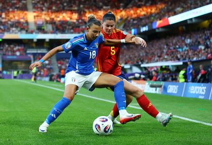 Arianna Caruso y María Méndez, durante el partido.