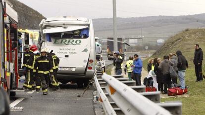 Varios efectivos de Bomberos en el lugar del accidente.