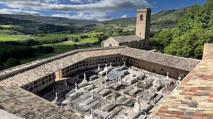 Vista del cementerio en el patio del castillo de la Peña Bermeja.