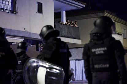 Varias personas miran desde un balcón los disturbios en Torre Pacheco, este domingo.
