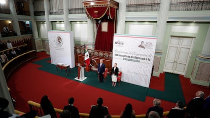López Obrador presenta 20 iniciativas de reformas constitucionales en Palacio Nacional, el pasado 5 de febrero.