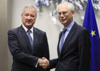 El presidente del Comité de Regiones y de la Comunidad Autónoma de Murcia, el español Ramón Luis Valcárcel (i), estrecha la mano del presidente del Consejo Europeo, Herman Van Rompuy (d), hoy durante una reunión en Bruselas, Bélgica.