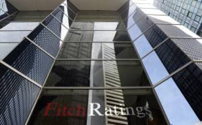 La agencia Fitch ha mantenido hoy la calificación de la deuda de España en "BBB", pero ha revisado al alza su perspectiva, que ha elevado de negativa a estable. EFE/Archivo