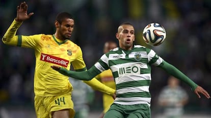 Slimani, del Sporting, lucha por el balón con Rafael Amorim