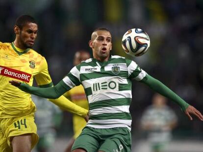 Slimani, del Sporting, lucha por el balón con Rafael Amorim 