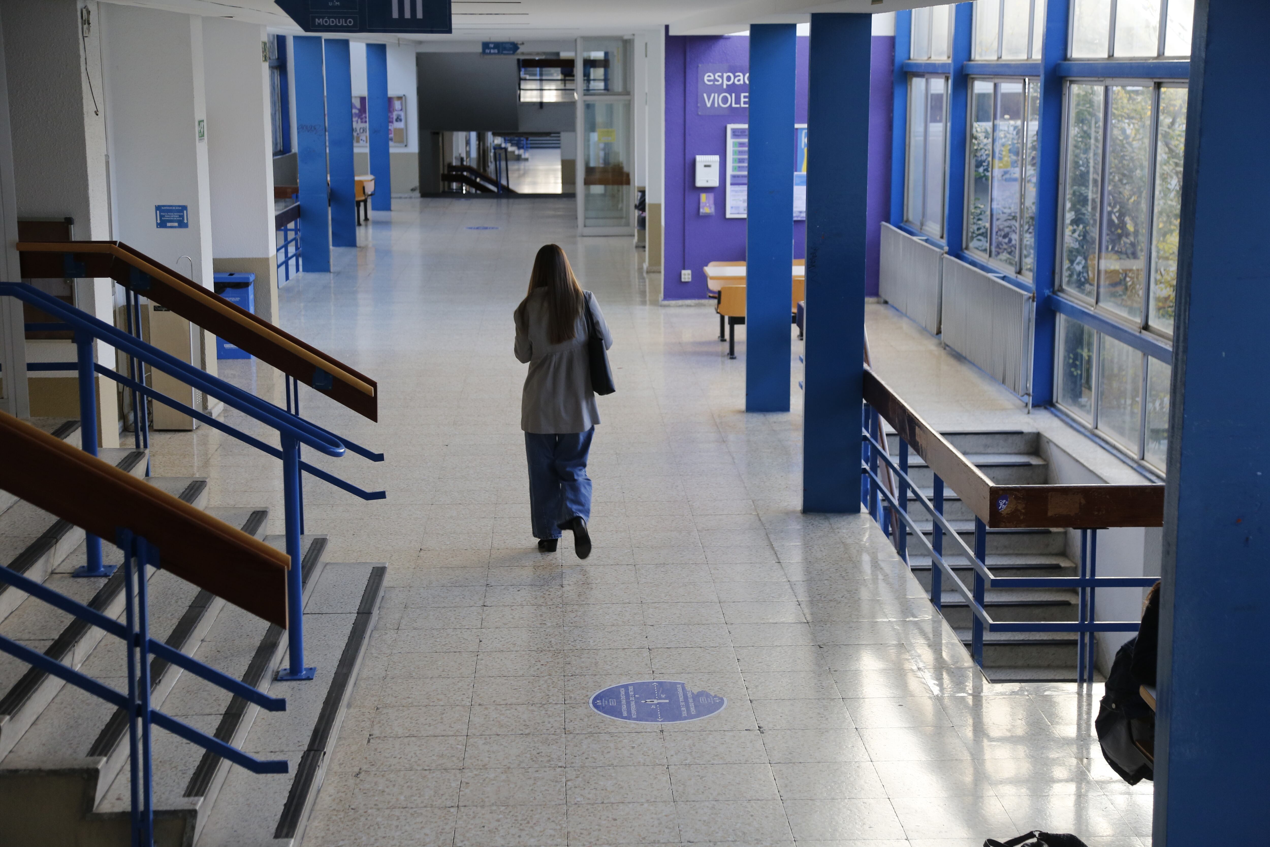 Las aulas de las principales universidades se han vaciado este miércoles por la huelga. En la imagen, un pasillo casi vacío en la Autónoma de Madrid. 