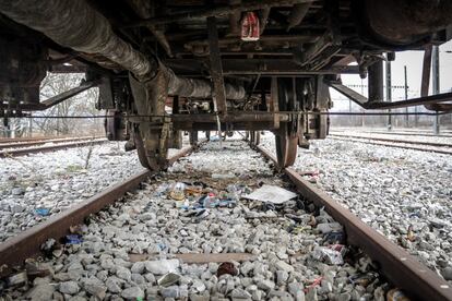 Bajo el tren de mercancías abandonado, un año después, siguen los restos de lo que era la vida en el campamento. (Febrero 2017)