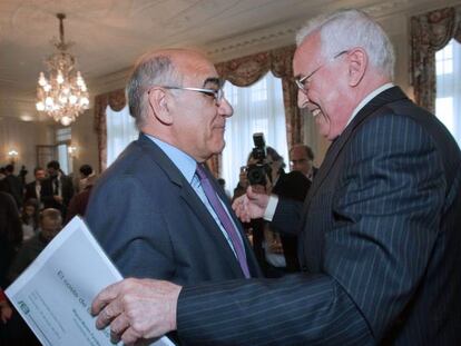 El Presidente de Abertis, Salvador Alemany, saluda a Miguel Martín.