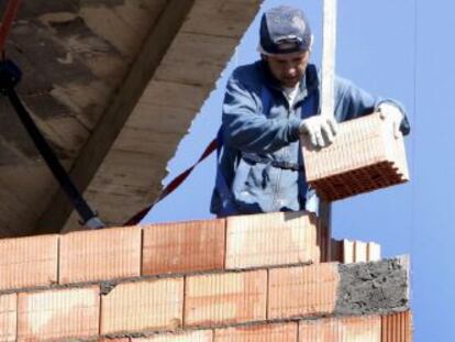 Un obrero trabaja en la construcci&oacute;n de una vivienda. EFE/Archivo