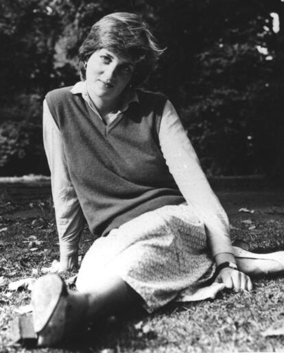 La princesa Diana és fotografiada a l'escola d'educació infantil on era professora a la plaça de St George, a Pimlico (Londres) el 1980.