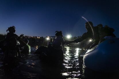 El Comité Internacional de la Cruz Roja (CICR) ha valorado que estos migrantes se encuentran en condiciones de “vulnerabilidad extrema” después de meses viajando desde Sudamérica y malviviendo en los campamentos precarios en los que los mantienen los Gobiernos de ambos países. 