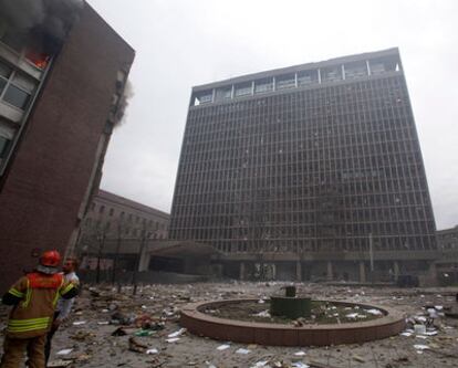 Edificio gubernamental dañado tras el atentado en Oslo.