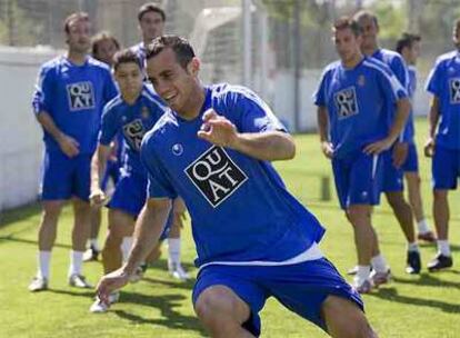 Moisés, con Julián y Ángel detrás, durante un entrenamiento del Espanyol.