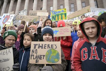 Leo Korhonen, en el centro, con sus compañeros de colegio de Koskela se manifiestan en la huelga global climática en el exterior del Parlamento de Helsinki (Finlandia), el 27 de septiembre.