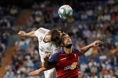 El defensa del Real Madrid Nacho (a la izquierda) despeja el balón ante el centrocampista de Osasuna, Rubén García.