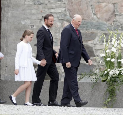 Harald de Noruega con su hijo Haakoon y su nieta Ingrid, la heredera.