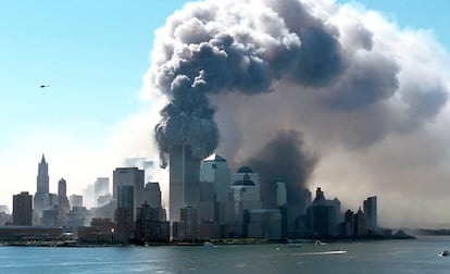 Vista de Manhattan no momento em que as Torres Gêmeas do World Trade Center desabam em 11 de setembro de 2001. 