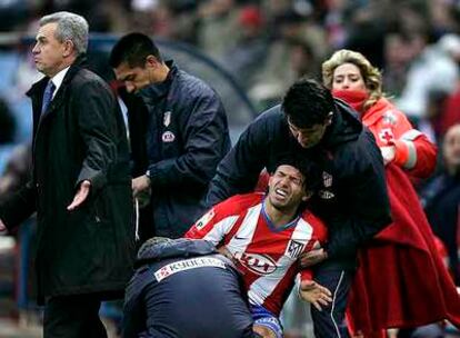 Agüero es atendido en la banda tras su lesión, mientras su técnico, Aguirre, pide explicaciones al árbitro.