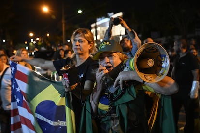 Simpatizantes del expresidente brasileño Jair Bolsonaro se reúnen frente a su vivienda ayer, en Brasilia.