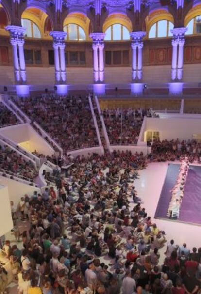 La sala oval del MNAC, llena de gente, durante una de las actuaciones.