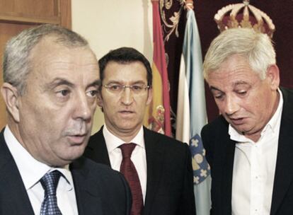 De izquerda a derecha, Manuel Vázquez, Feijóo y Guillerme Vázquez, tras la reunión de ayer en el Parlamento.
