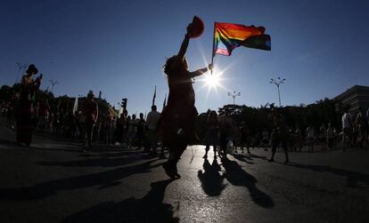 Un participante con la bandera del arco iris en la manifestaci&oacute;n del Orgullo LGTB ,la m&aacute;s grande de Europa, que hoy recorre el centro de Madrid.