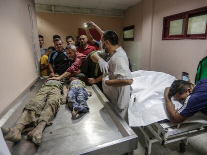 Palestinos lloran frente a los cuerpos de dos niños, este viernes en un hospital de Gaza.