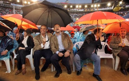 Mariano Rajoy (c) with then Valencia premier Francisco Camps at a Popular Party meeting 2007.