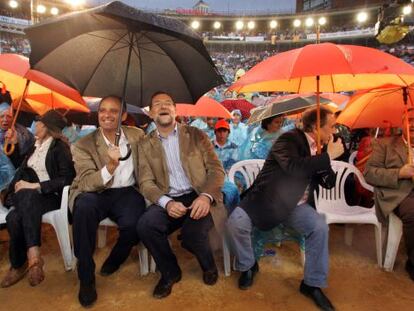 Mariano Rajoy (c) with then Valencia premier Francisco Camps at a Popular Party meeting 2007.