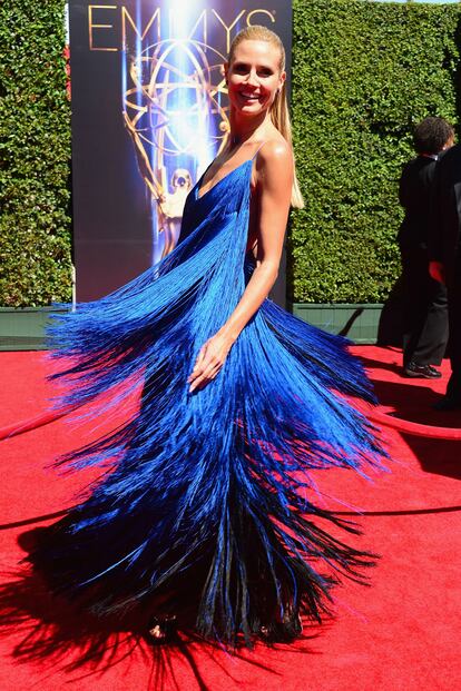 Heidi Klum disfrut moviendo su vestido de flecos sobre la alfombra roja de los Creative Arts Emmy Awards?. El dise?o ha sido creado a medida por Sean Kelly uno de los concursantes de Project Runway, el programa estadounidense que presenta la modelo.