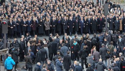 Primeira fila da manifestação pelas vítimas do 'Charlie Hebdo', que incluiu os seguintes líderes políticos que incluiu (da esquerda para a direita): o então primeiro-ministro francês, François Holland; o britânico David Cameron; a alemã Angela Merkel; o israelense Netanyahu; o presidente da Comissão Europeia, Jean-Claude Junker, e o espanhol Mariano Rajoy, em 11 de janeiro de 2015.