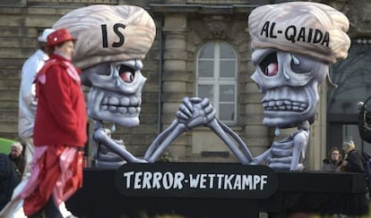 Bonecos representam Estado Islâmico e Al-Qaeda no carnaval de Düsseldorf (Alemanha).