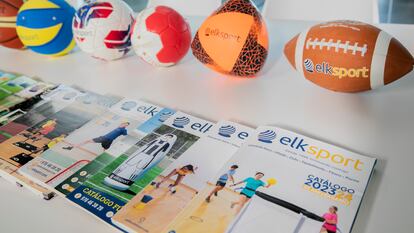 Balones con los que practicar diferentes deportes y catálogos de diferentes años de la empresa de material deportivo Elk Sport.