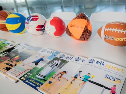 Balones con los que practicar diferentes deportes y catálogos de diferentes años de la empresa de material deportivo Elk Sport.