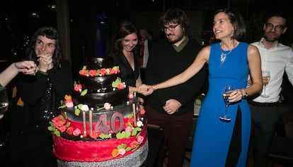 Sandra Ollo, junto al pastel de cumpleaños de Acantilado y Quaderns Crema.