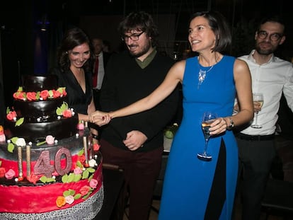 Sandra Ollo, junto al pastel de cumpleaños de Acantilado y Quaderns Crema.