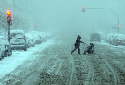 Imagen del centro de la ciudad cubierto de nieve.