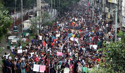 Miles de estudiantes protestan en Dacca, la capital de Bangladés, contra la inseguridad vial.