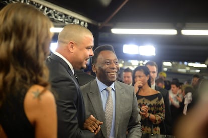 Los exjugadores brasileños Ronaldo y Pelé posan a su llegada a la gala 