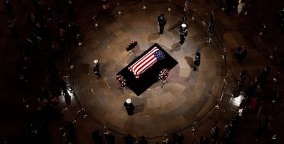 El cuerpo del expresidente de EE.UU. George H. W. Bush en el Capitolio.