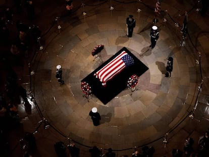 El cuerpo del expresidente de EE.UU. George H. W. Bush en el Capitolio.